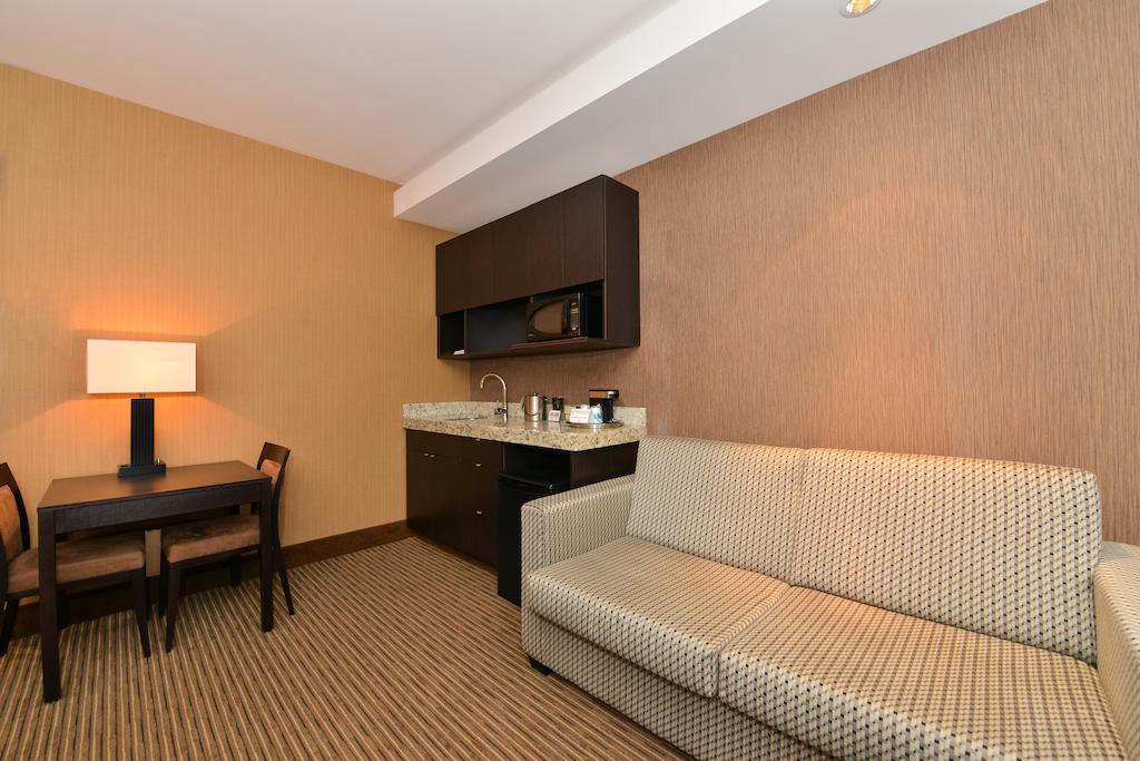 Edmonton Hotel & Convention Center Едмонтон Екстер'єр фото