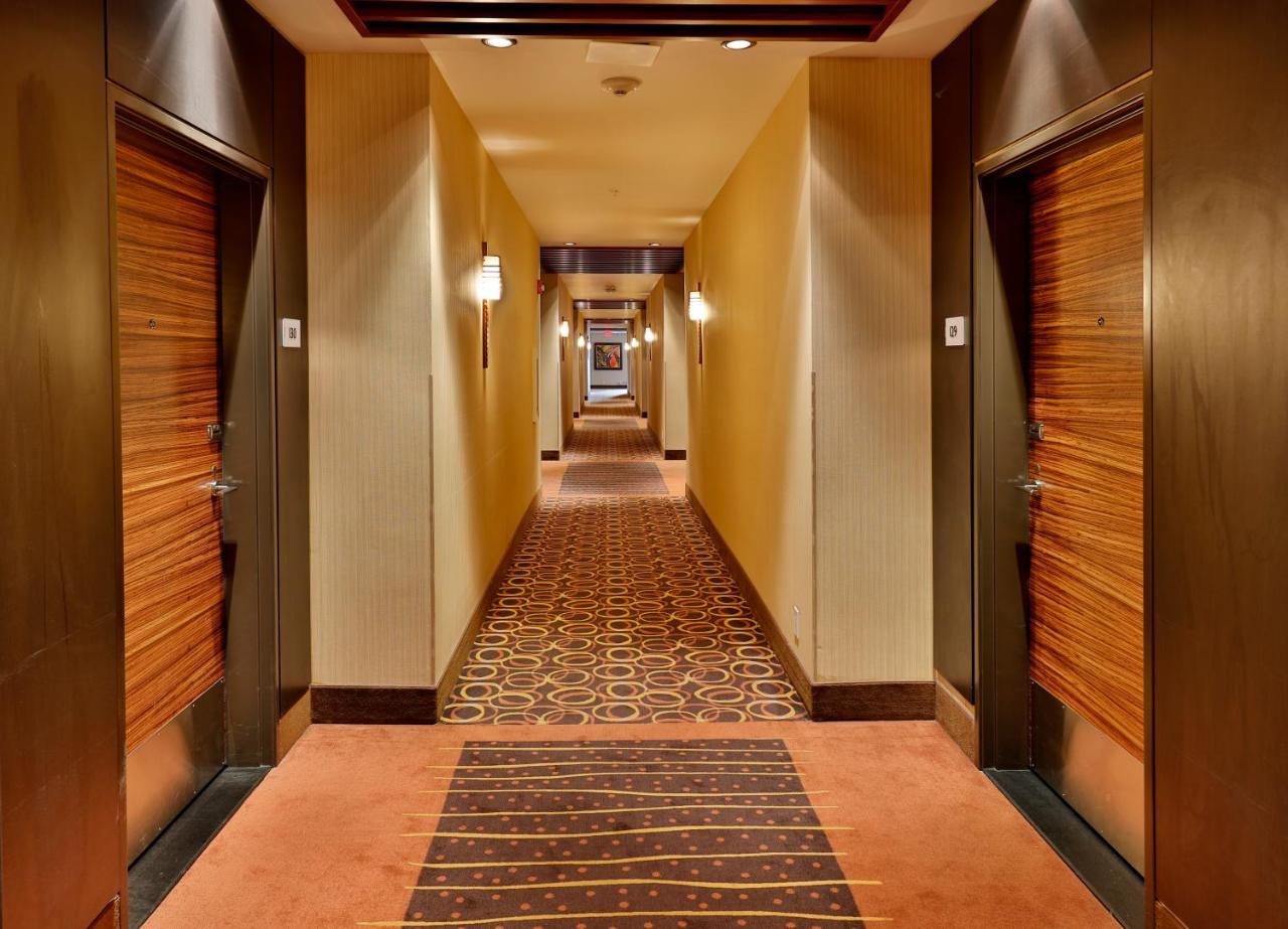 Edmonton Hotel & Convention Center Едмонтон Екстер'єр фото